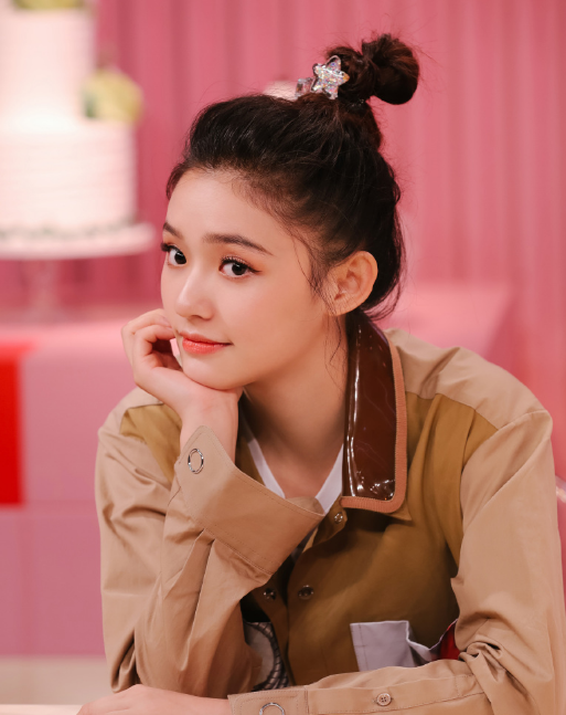 林允丸子头出席综艺,清纯甜美,温柔可人