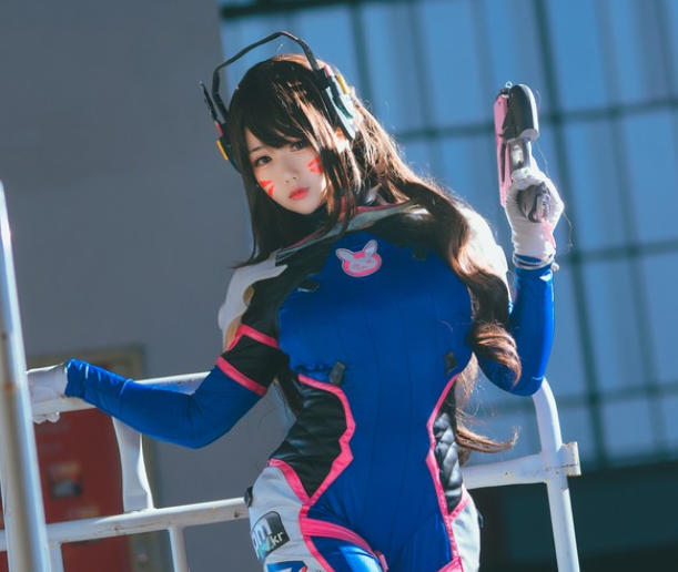 cosplay《守望先锋》dva,驾驶机甲的动人小姐姐