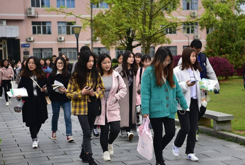 新时代的大学生,主要花费都在哪里呢?对比以前发生了巨大变化