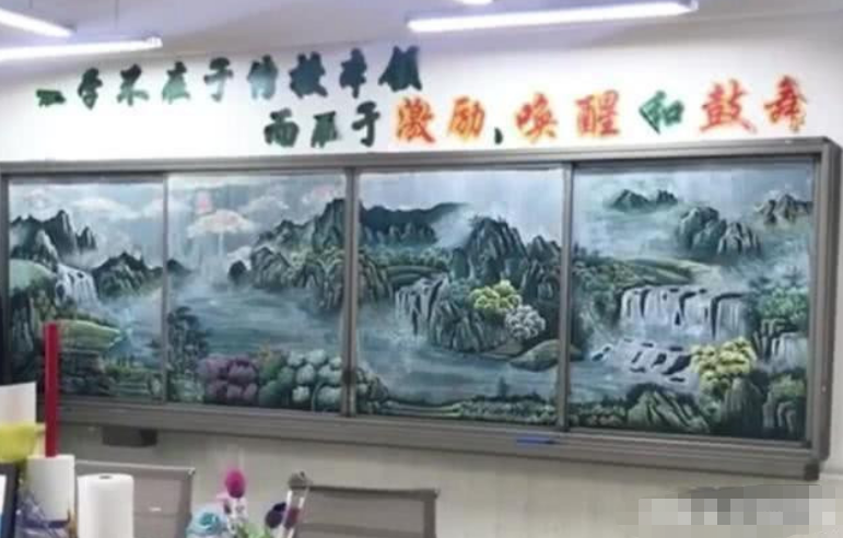 老师用黑板画"山水画",原以为是耍帅,学生:看不出还是