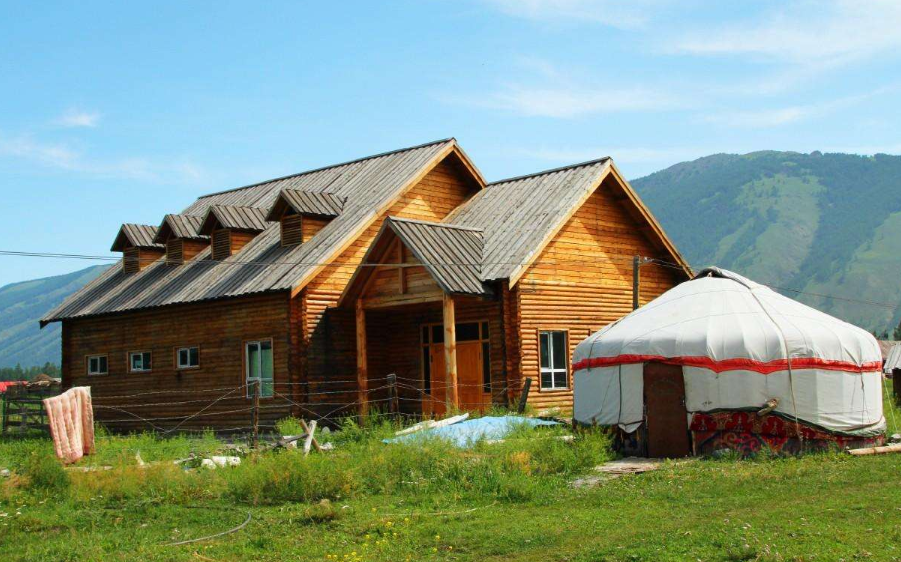 图瓦人的房屋,建在水边苍松翠柏下的草地上,全是用木头制成的