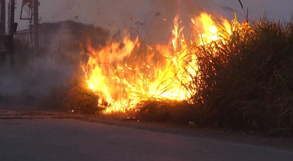 变压器起火致水管爆裂漏电 九江消防紧急处置