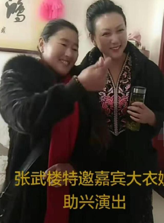 大衣嫂一改邋遢形象,穿皮草大衣商演秒变贵妇