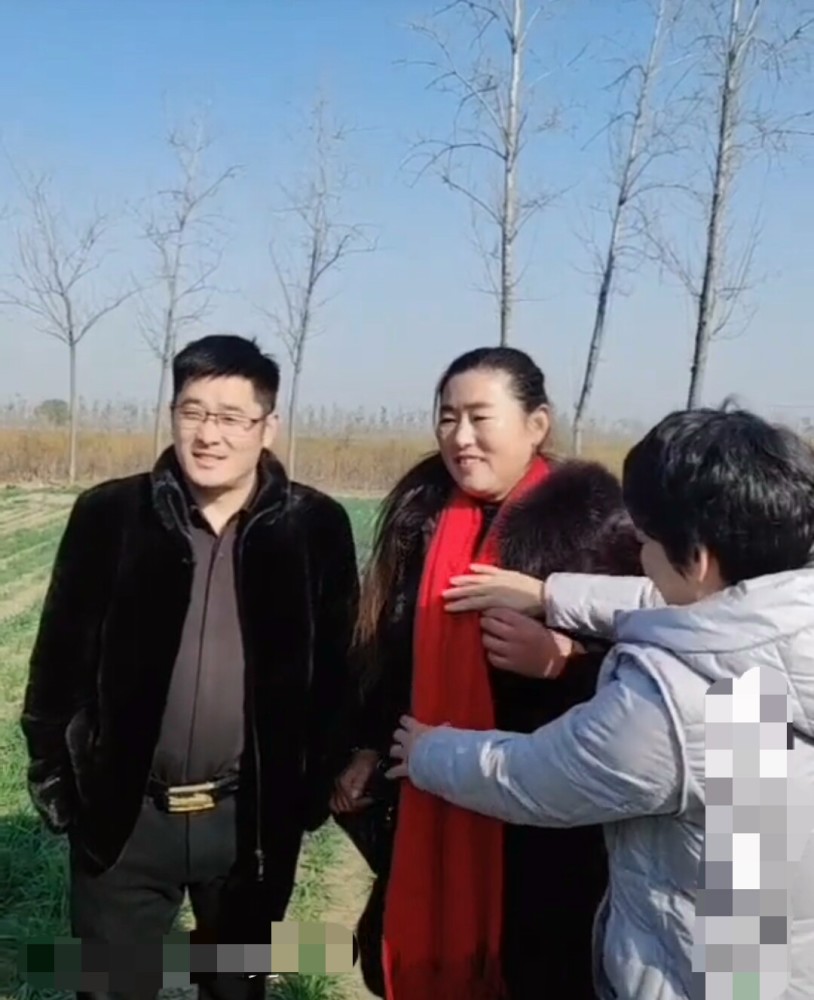 大衣嫂貂绒大衣和粉丝合影,助理帮整理衣服网友:脚踩麦苗可惜