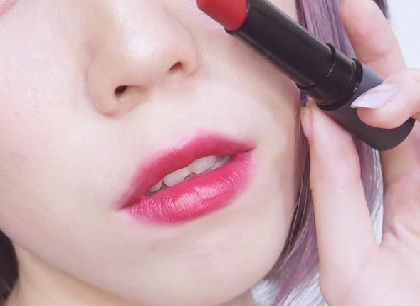 天天涂口红的女人,最易出现的3个"异样",难怪起皮掉色