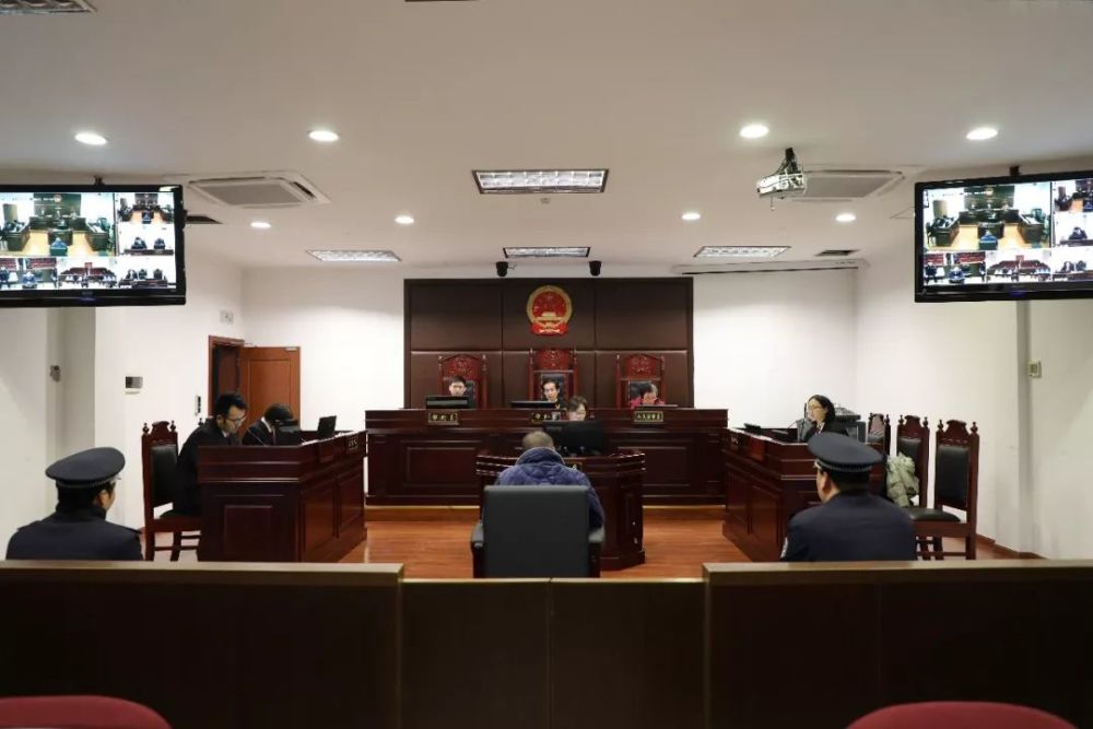 桐庐检察院依法提起公诉的恶势力犯罪集团成员刘某成聚众斗殴案开庭