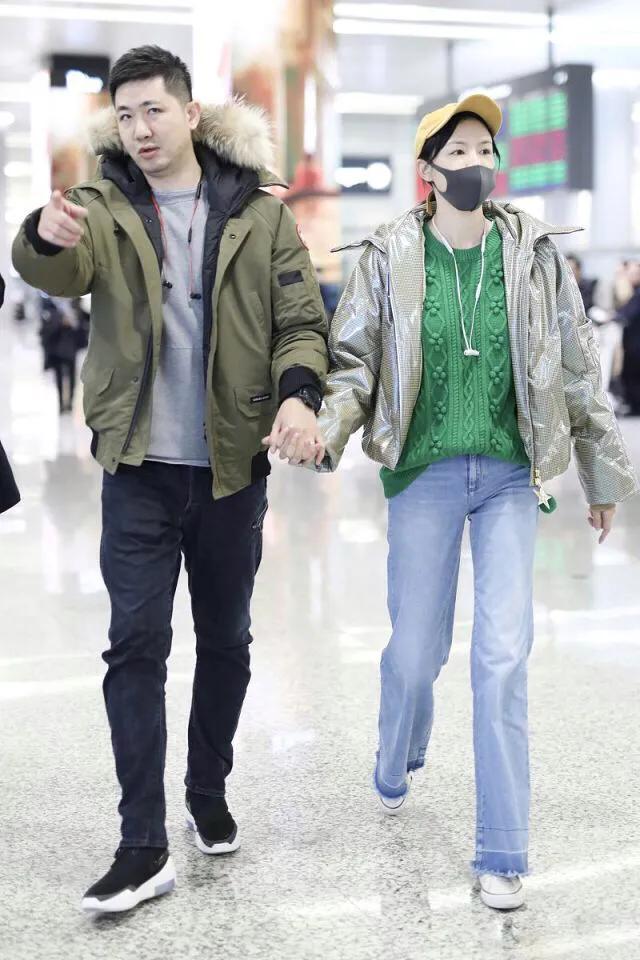 李艾夫妇两人十指紧扣撒狗粮,张徐宁看老婆撒娇一脸宠