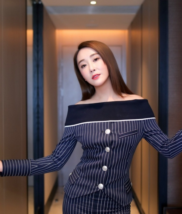 杜若溪魅力写真,尽显优雅干练,让人着迷