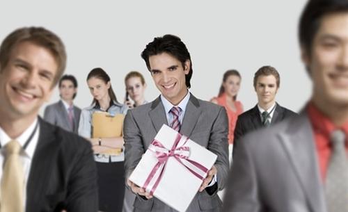职场中,员工如何正确地给领导送礼,既不招摇又能让领导高兴?