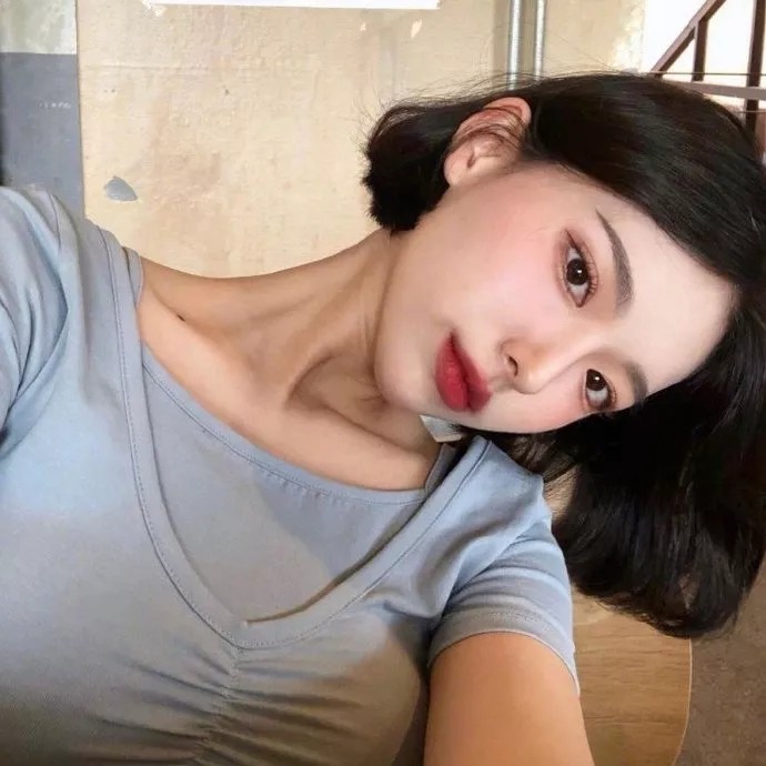ins超火女生头像:是世间难得,还是我不值得?