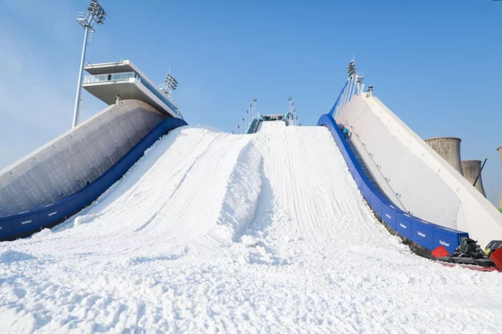 2019沸雪赛事临近 首钢滑雪大跳台铺雪进行中