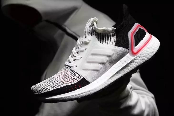 阿迪boost系列和飞马,阿迪boost系列 阿迪搭载航天科技的ultra boost跑鞋来了!
