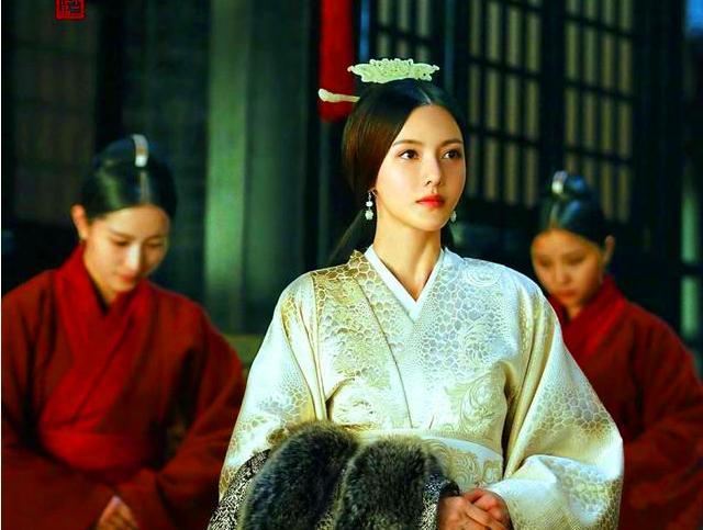 曹丕冒死纳甄宓为妻,曹植为她作《洛神赋》,兄弟俩深得曹操真传