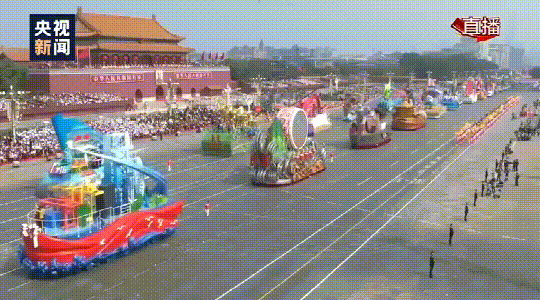 面对70年的壮阔历史,要如何呈现?这幅不断流动,不