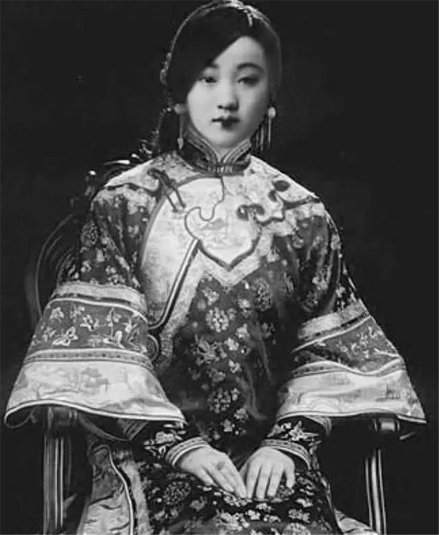 不要再被那些假照片愚弄了,这些才是清朝的女人,最后一张媲美当红小花