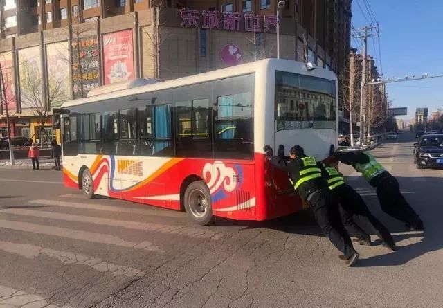 葫芦岛公交车因故障停放路中间影响车辆通行,三名交警