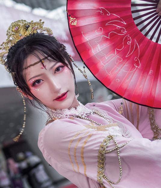 《剑网三》游戏七秀cosplay,小姐姐身穿古装手拿折扇