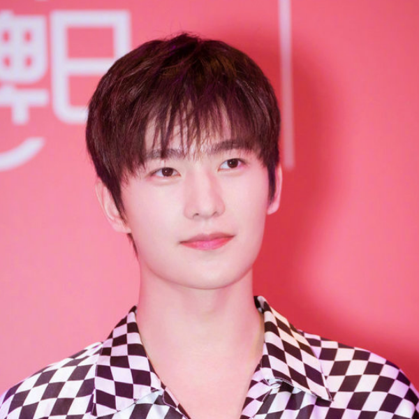 明星杨洋出席某现场活动,青春帅气展现暖男本色