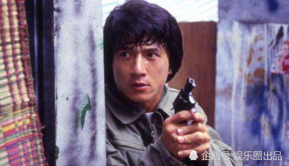 成龙电影再创新,左轮手枪变冲锋枪,徒手握住枪管神功护体?