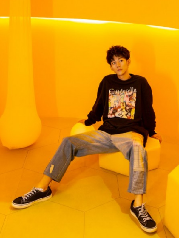 刘家祎休闲穿搭展青春活力,少年阳光帅气
