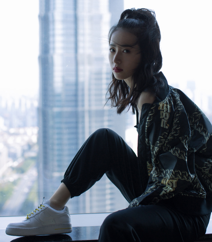 唯美高清壁纸:周雨彤实力演绎运动风时尚,潇洒干练