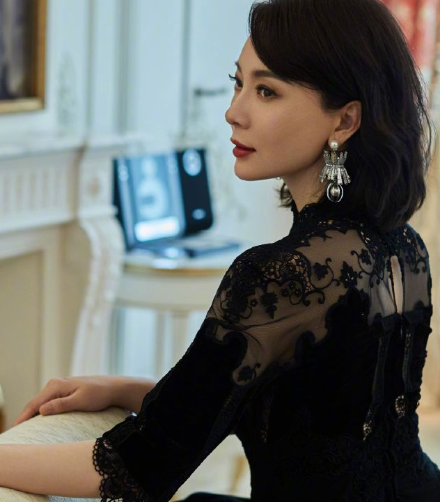 气质女神陈数时尚写真,尽显优雅大方,让人着迷