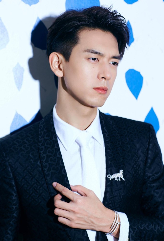 本以为李现只适合大背头,当他换上空气刘海:这就是传说的初恋男神?