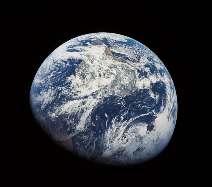 有网友问:从太空中看地球,地球是个球,那为何海水不会