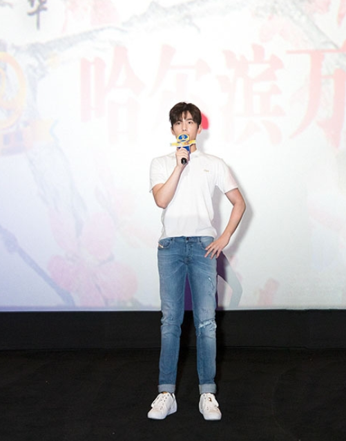 杨洋身穿白色短袖出席活动现场,尽显清新帅气