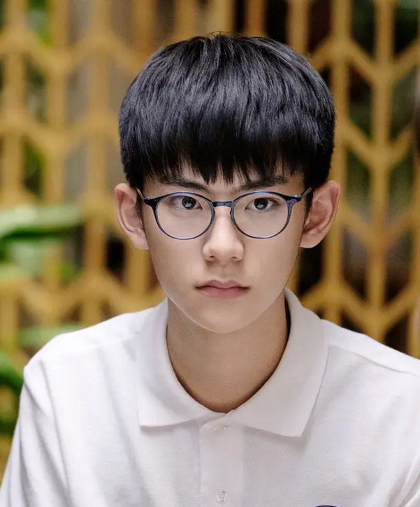 林磊儿(刘家祎 饰),童文洁的外甥,"天才熊猫"一枚,学习能力很强.