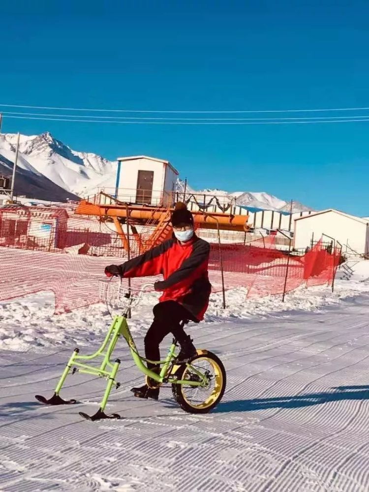 一只巨大香蕉船滑行在洁白的冰雪上, 乘坐者体验着心跳加快的感觉