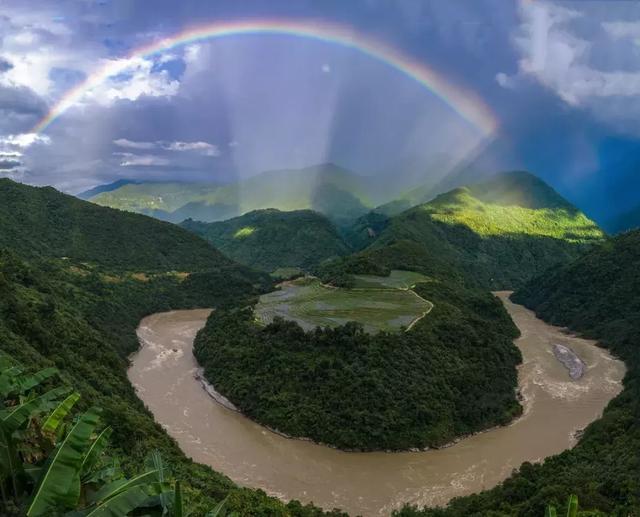 西藏墨脱县:中国真正的天路!修了50多年,沿路风景绝美