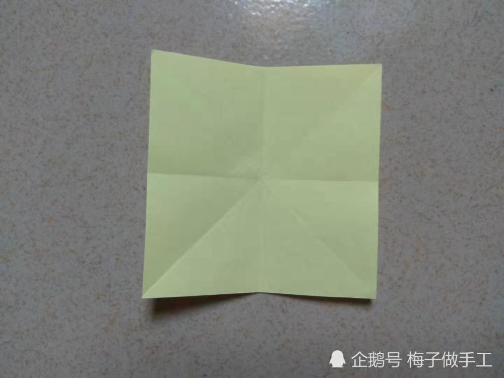 5cm正方形纸,一支彩色笔 立体皮卡丘折纸教程: 1,把正方形纸折出"米"