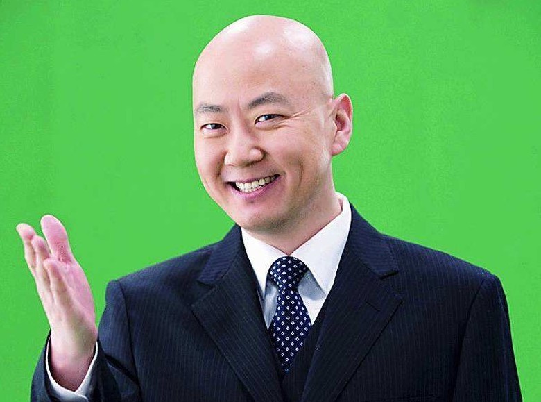 他是春晚的常驻嘉宾,光头形象深入人心,但老婆身份却至今是谜
