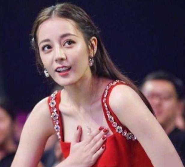 迪丽热巴,领奖,捂胸,颜值,表情