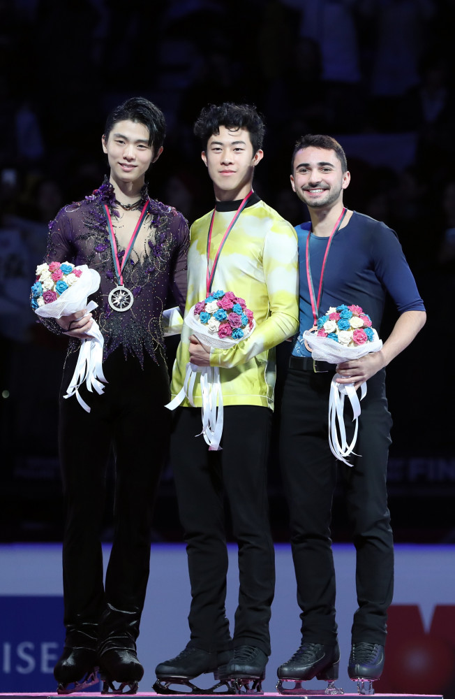 日本选手羽生结弦,美国选手陈巍和法国选手阿莫兹(从左至右)在颁奖