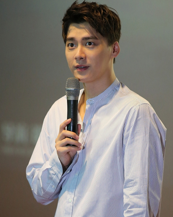 人气男星李易峰,帅气活动图片,尽显绅士雅气