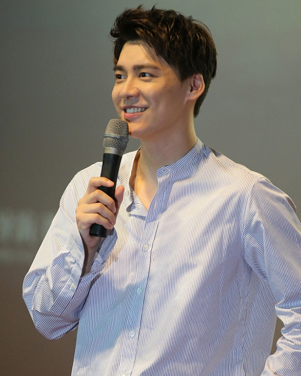 人气男星李易峰,帅气活动图片,尽显绅士雅气