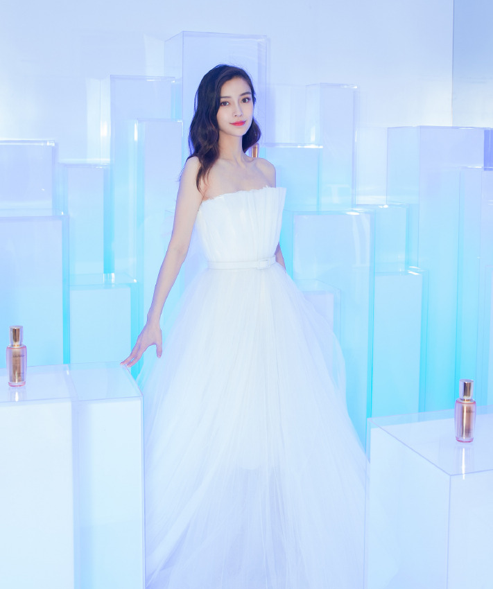 angelababy 身穿白色礼服,知性优雅,气质高贵甜美