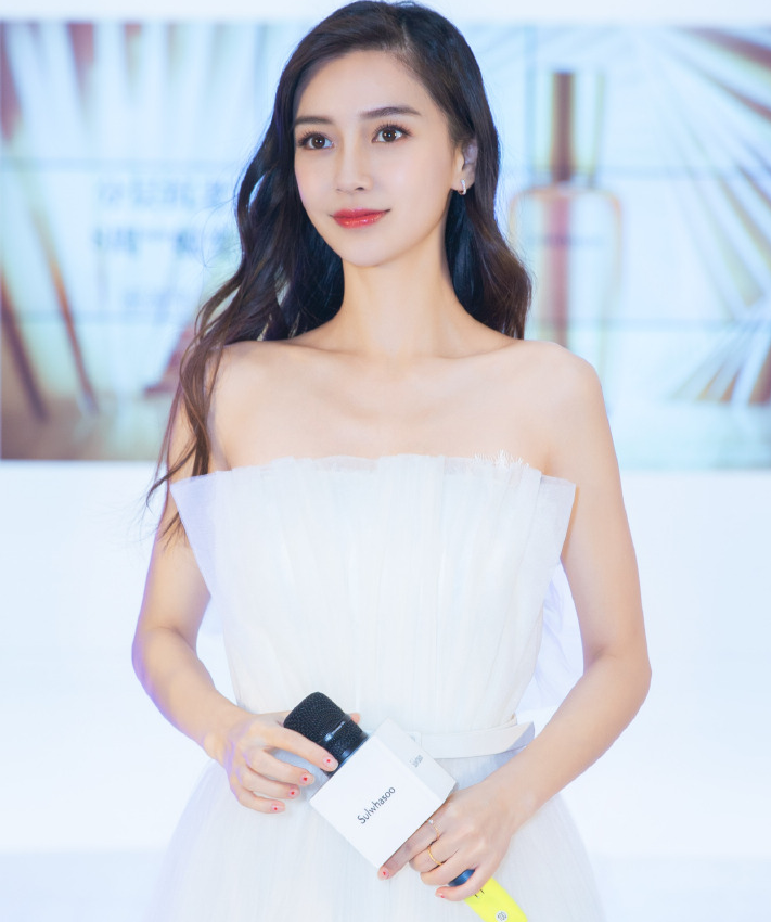 angelababy 身穿白色礼服,知性优雅,气质高贵甜美