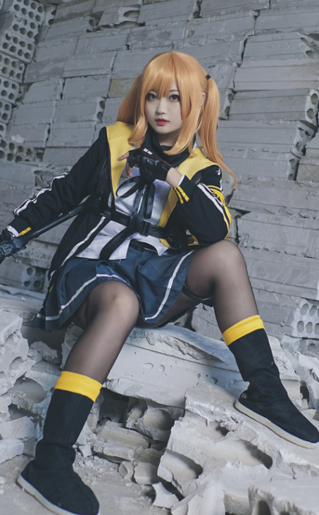 cosplay《少女前线》ump9,美艳与霸气并举的持枪少女