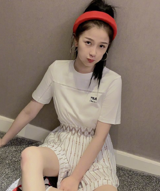 虞书欣甜美写真,这套妆容显得清纯又可爱