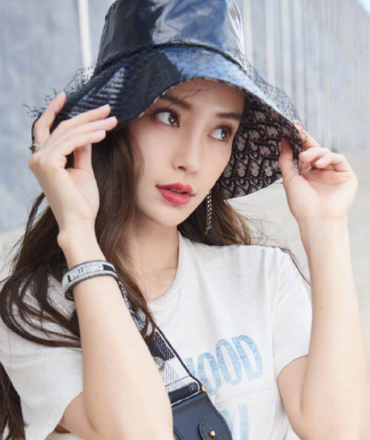Angelababy照片,Angelababy稀有照片 angelababy气质写真,两套服装都显得很迷人