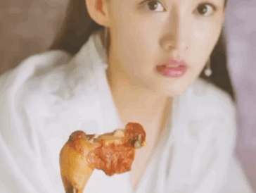 李沁表面吃着鸡腿,暗地里却拿它补妆?有微笑唇的女生不笑都很美!