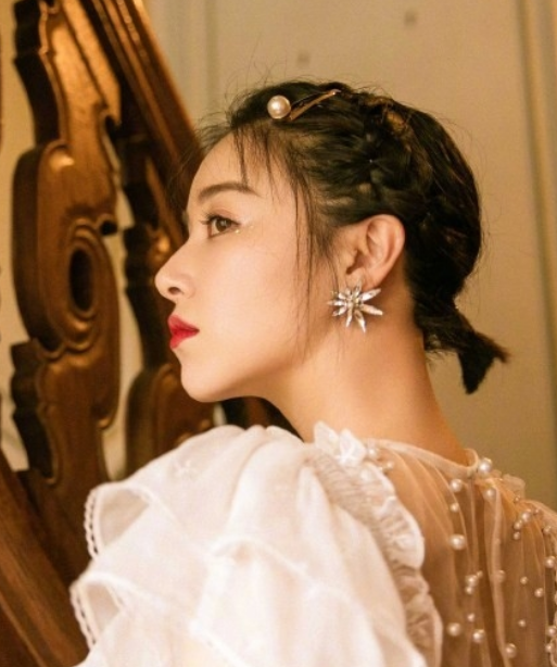 阚清子侧颜也是十分的完美精致,魅力十足,撩人不停,让人为之怦然心动.