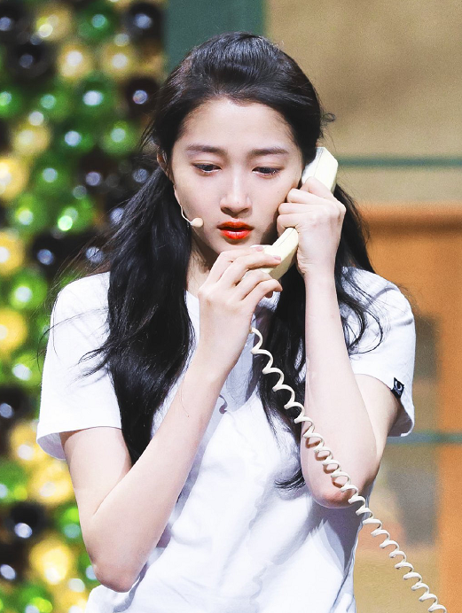 时隔3年后,关晓彤再次演绎《搭错车》,当她跪地痛哭时