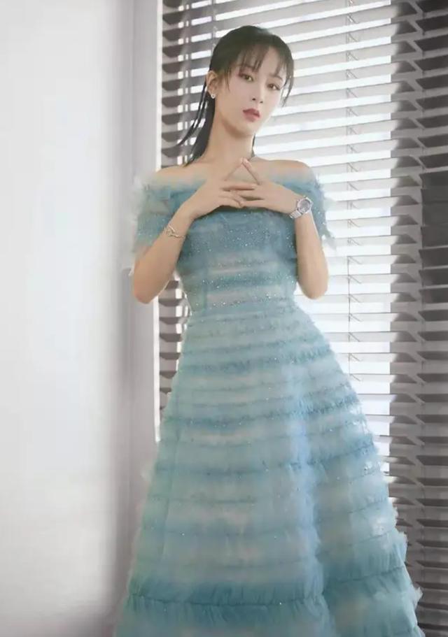 被杨紫的美征服了,穿一件薄荷绿的纱裙礼服,看上去甜度满分
