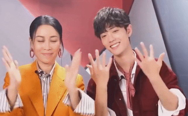 肖战表演手势舞笑容高甜,前后两次偷瞄那英,小动作超可爱