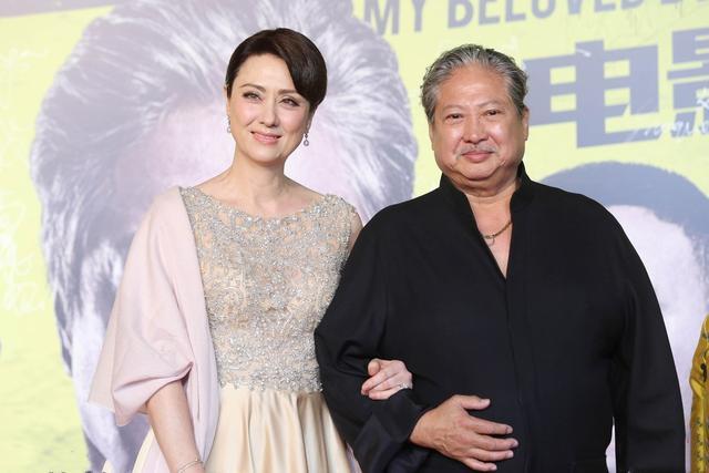 67岁洪金宝近照曝光,体态佝偻三层赘肉抢镜,怒指妻子脾气火爆