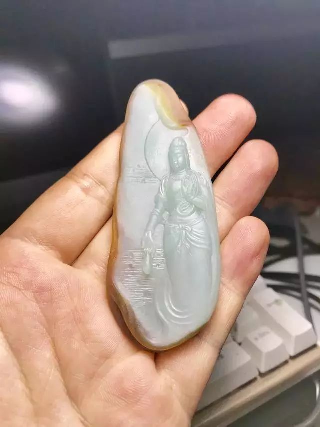 半山半水的大马坎翡翠原石,俏色雕的魅力,完美展现《大势至菩萨》